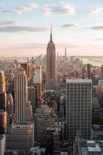 Goldene Stunde in Manhattan, New York, mit Blick auf das Empire State
