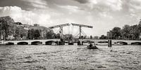 "Een brug, dan kun je heen en terug.. " ( De Magere Brug in Amsterdam )  van Hans Brinkel thumbnail