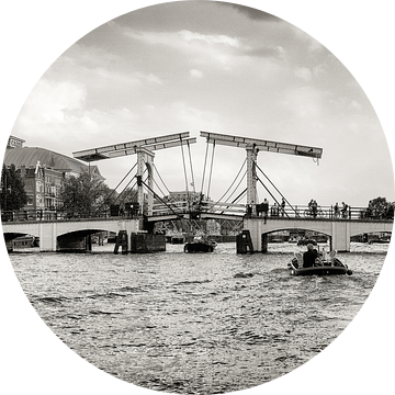 "Een brug, dan kun je heen en terug.. " ( De Magere Brug in Amsterdam )  van Hans Brinkel