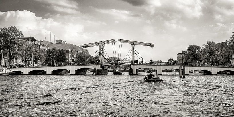 "Een brug, dan kun je heen en terug.. " ( De Magere Brug in Amsterdam )  van Hans Brinkel