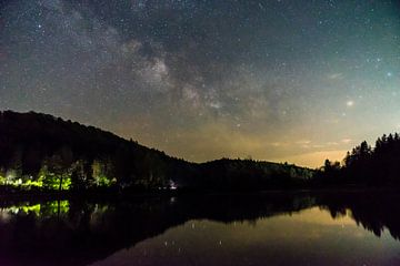 Duitsland, Sterren van melkwegstelsel boven water van een meer bij nacht van adventure-photos