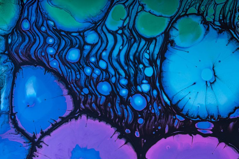 Abstracte vloeibare kleuren: Paars, blauw, turqouise, groen met lijnen van Marjolijn van den Berg