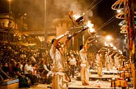 Magische ceremonie aan de heilige rivier Ganges in Varanasi, India by Bart van Eijden thumbnail