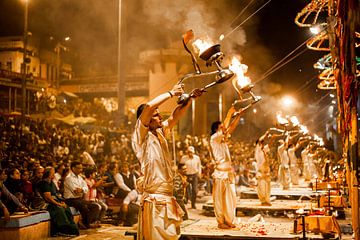 Magische ceremonie aan de heilige rivier Ganges in Varanasi, India sur Bart van Eijden