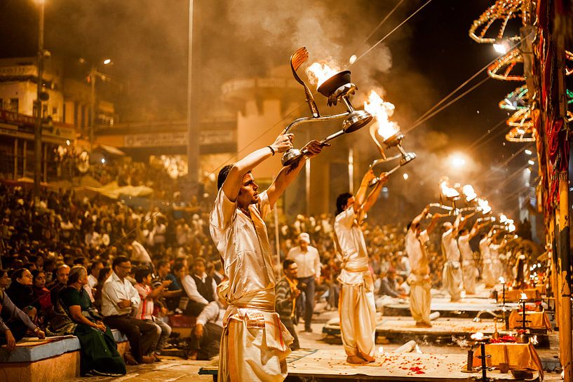 Magische ceremonie aan de heilige rivier Ganges in Varanasi, India by Bart van Eijden