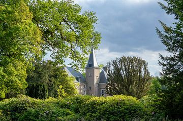 Doorkijkje naar een kasteel van Leon Exterkate