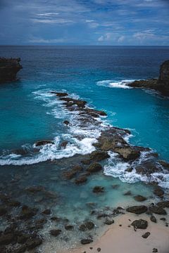 De rotsen in het midden van de Blue Lagoon op Nusa Ceningan Bali van Ken Tempelers