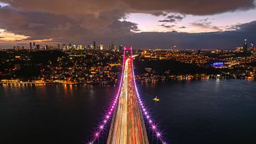 Brug in Istanbul met lichtsporen bij nacht van Ewold Kooistra