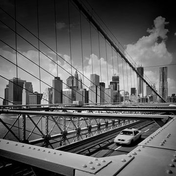NYC uitzicht vanaf de Brooklyn Bridge | Monochroom  van Melanie Viola