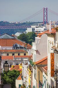Stads uitzicht op de Ponte de 25 abril in Lissabon, Portugal van Michèle Huge