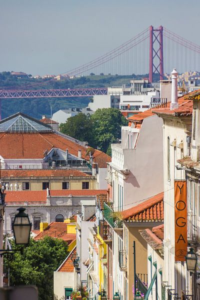 Stads uitzicht op de Ponte de 25 abril in Lissabon, Portugal par Michèle Huge