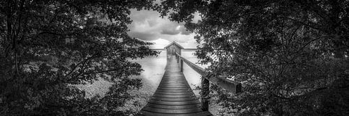 Romantische loopbrug aan de Ammersee in Beieren in zwart-wit .