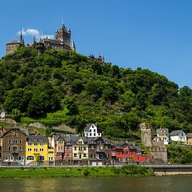 Bunte Promenade der Stadt Cochem an der Mosel in Deutschland. von AdWF