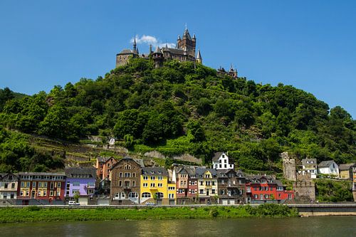 Kleurrijke boulevard van de stad Cochem aan de Moezel in Duitsland.