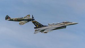 Vorbeiflug der Supermarine Spitfire und der General Dynamics F-16.
