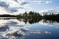 Reflets du ciel sur un lac suédois