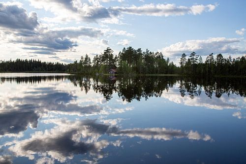 Weerspiegeling van de lucht aan Zweeds meer