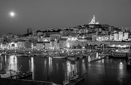 Le Vieux-Port de Marseille la nuit - Photographie en noir et blanc sur Werner Dieterich