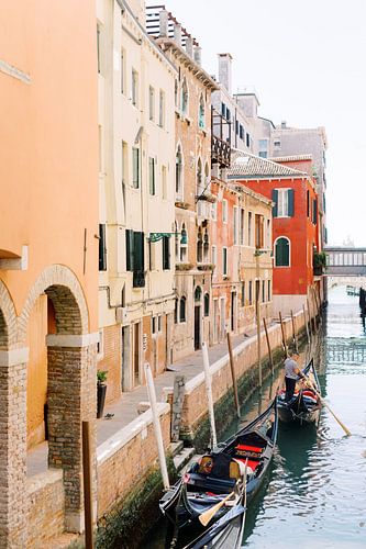 Venise | Gondole entre des maisons orange, jaunes et rouges