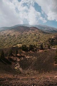 Uitzicht over de Etna vulkaan in Sicilië, Italië van Manon Visser