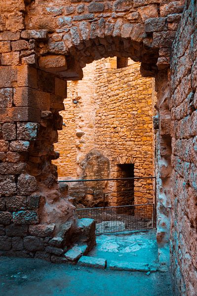 Doorkijk in een ruïne van een oud Frans kasteel van MICHEL WETTSTEIN