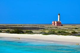 Zicht op de vuurtoren van klein Curacao by Dubbel Dushi