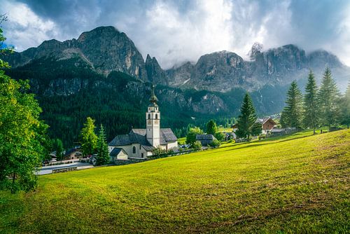 Colfosco kerk onder de Dolomieten
