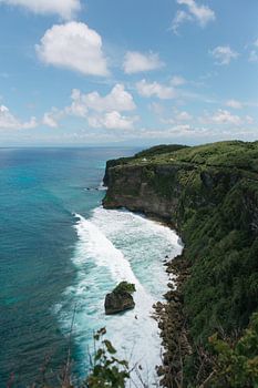 Türkisblauer Ozean am Uluwatu-Tempel