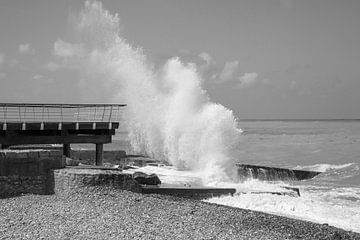 Vue sur la mer avec une vague qui éclabousse.