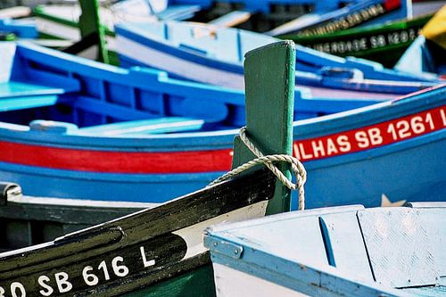 Gekleurde sloepen in de haven van Sesimbra