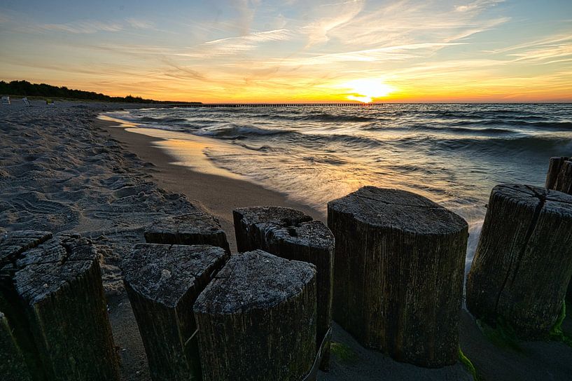 Kribben aan het strand van Zingst op Fischland Darß bij zonsondergang van Martin Köbsch