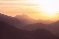 Berglandschaft "Sonnenuntergang in Orange" von Coen Weesjes Miniaturansicht