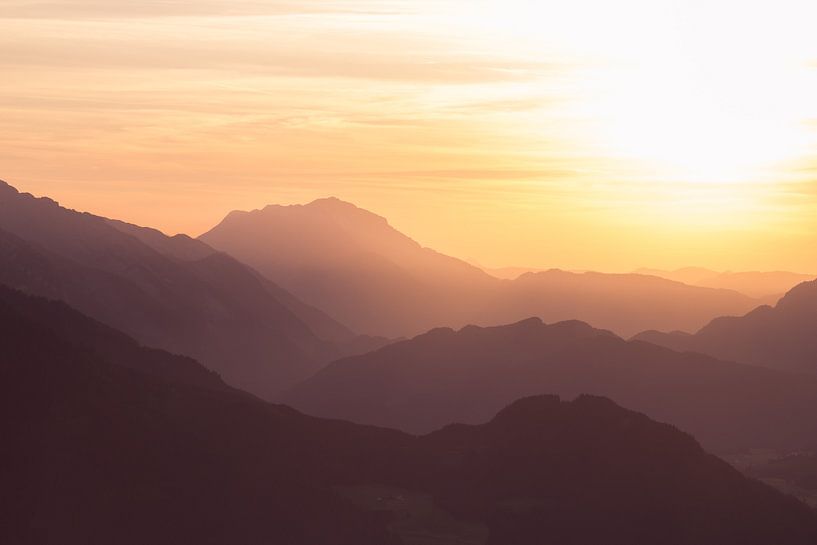 Berglandschaft "Sonnenuntergang in Orange" von Coen Weesjes