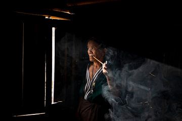 Femme chin au visage tatoué au Myanmar sur Antwan Janssen