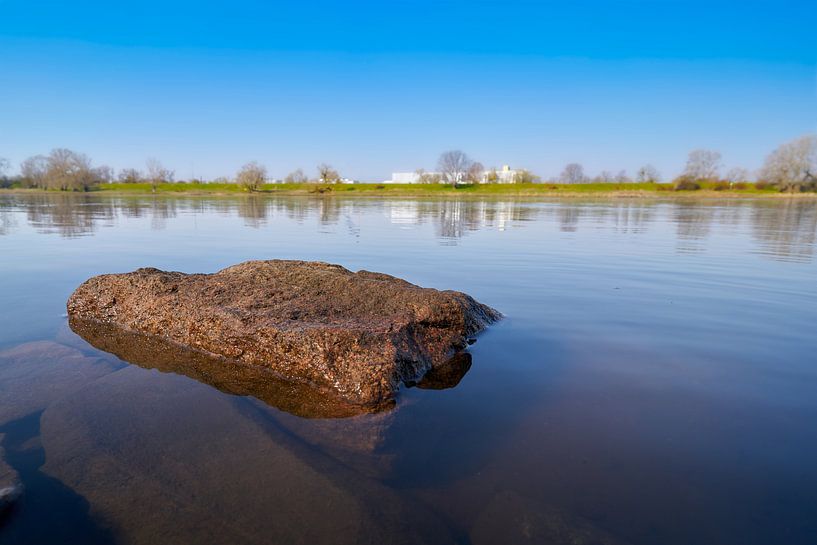 Stein im Wasser des Flusses Elbe bei Magdeburg von Heiko Kueverling
