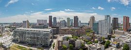 Image panoramique du centre de Rotterdam avec le Market Hall et la grande roue sur Henno Drop