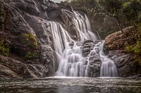 Verborgen waterval in tropisch regenwoud