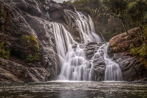 Versteckter Wasserfall im tropischen Regenwald