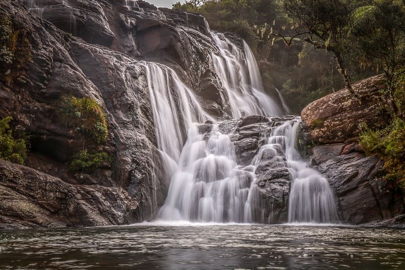 Versteckter Wasserfall im tropischen Regenwald von Original Mostert Photography
