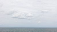 Stille Meereslandschaft mit Wolken