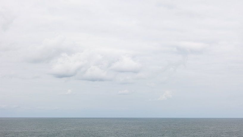 Verstild zeegezicht met wolkjes van Dick Doorduin