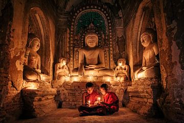 Jeune moine dans les temples de Bagan sur Roland Brack
