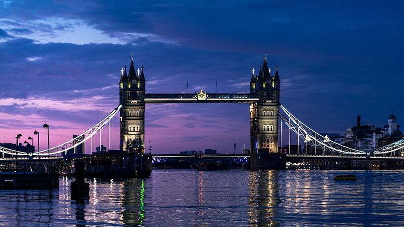 Tower Bridge by Hello Pompoyo