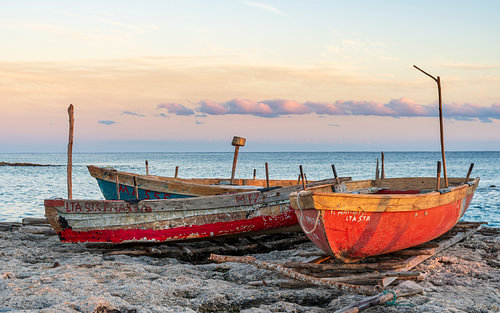 Kleurige vissersboten op het strand