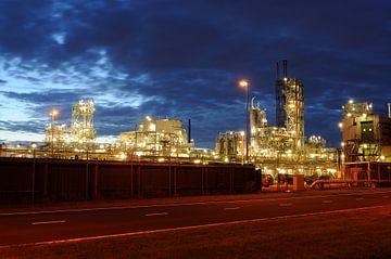 Oil refinery in the Botlek area of Rotterdam by Merijn van der Vliet