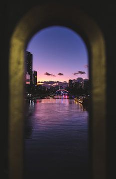 Gouden Gloed: Zonsondergang aan de Yarra Rivier in Melbourne van Ken Tempelers