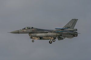 F-16 néerlandais (J-060) en atterrissage photographié sur la base aérienne de Leeuwarden pendant la 