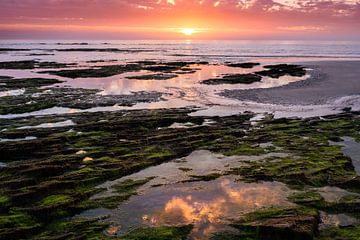 Zonsondergang strand Manche, Normandië van Jeroen Mikkers