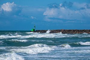 Die Mole von Hirtshals in Dänemark mit Wellen