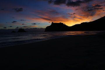 Sunrise at the beach, Coromandel, Nieuw Zeeland van Jeroen van Deel